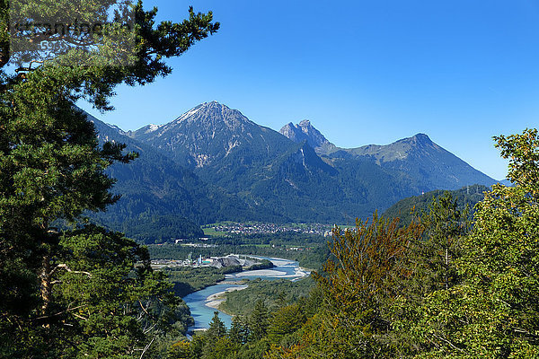 Deutschland  Bayern  Schwaben  Ostallgäu  Blick vom Kalvarienberg bei Füssen  Lech und Lechtaler Alpen