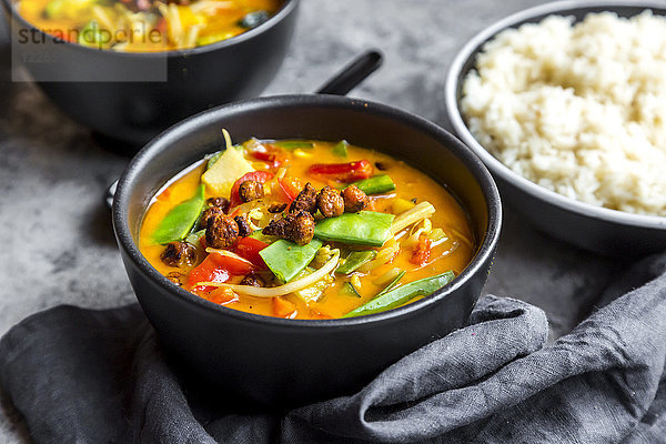 Rotes Curry in Schalen  Reis