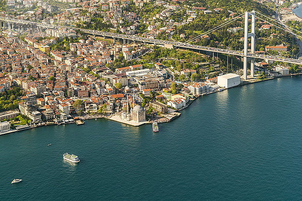 Türkei  Bosporusbrücke und das europäische Istanbul
