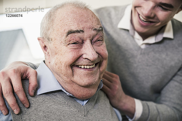 Porträt eines glücklichen älteren Mannes mit jungem Mann