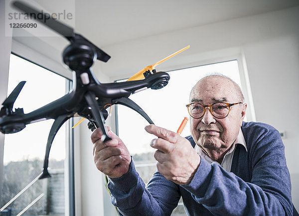 Porträt eines älteren Mannes mit einer Drohne