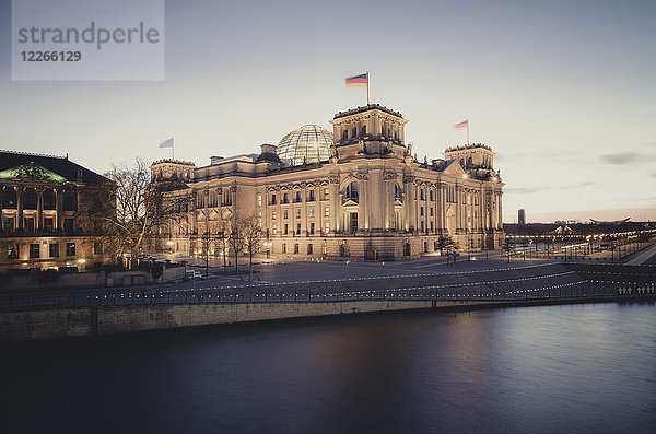 Deutschland  Berlin  Reichstagsgebäude an der Spree am Abend
