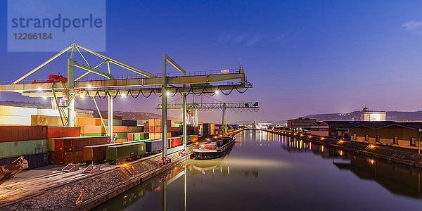 Deutschland  Stuttgart  Neckar  Containerhafen zur blauen Stunde