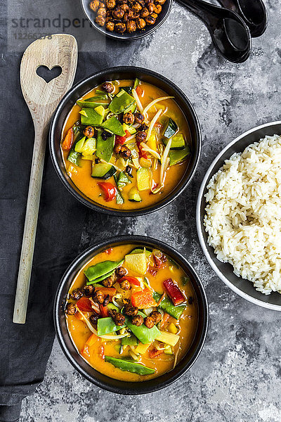 Rotes Curry in Schalen  Reis und geröstete Kichererbsen