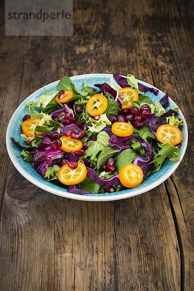Gemischter Salat mit Kumquat  Rotkohl und Granatapfelsamen