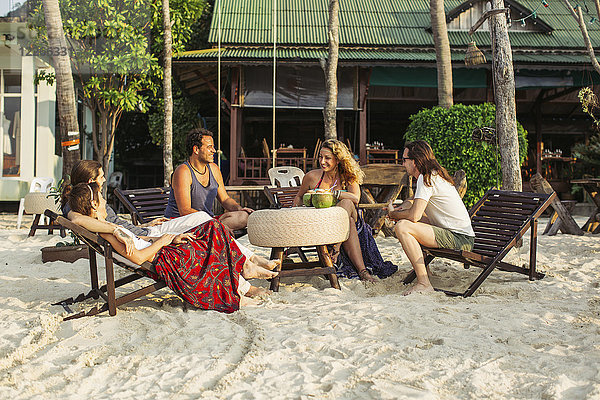 Thailand  Koh Phangan  Freunde haben Spaß in einem Cafe am Strand