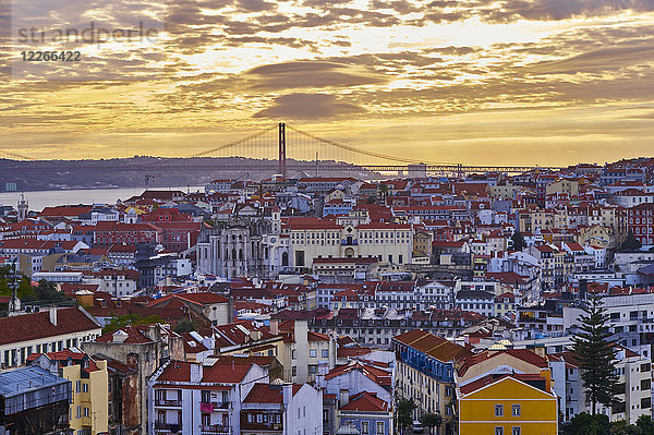 Portugal  Lissabon  Stadtbild mit Ponte de 25 Abril bei Sonnenuntergang