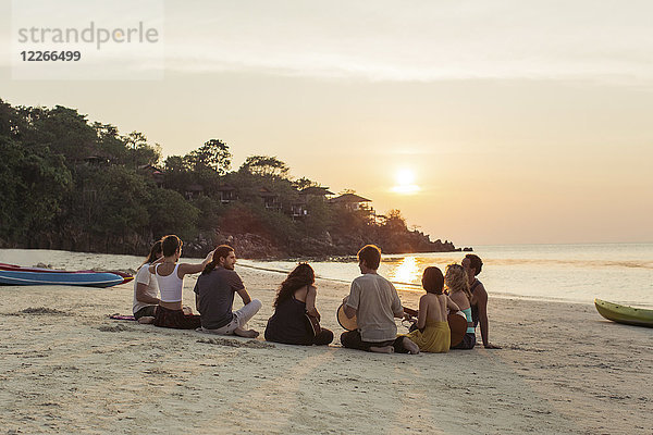 Thailand  Koh Phangan  Strandgruppe mit Gitarre bei Sonnenuntergang