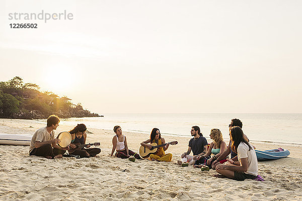 Thailand  Koh Phangan  Strandgruppe mit Gitarre bei Sonnenuntergang