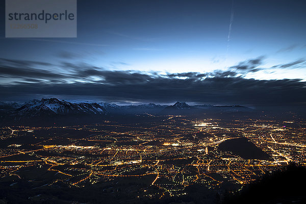 Österreich  Salzburg  Stadtbild bei Nacht