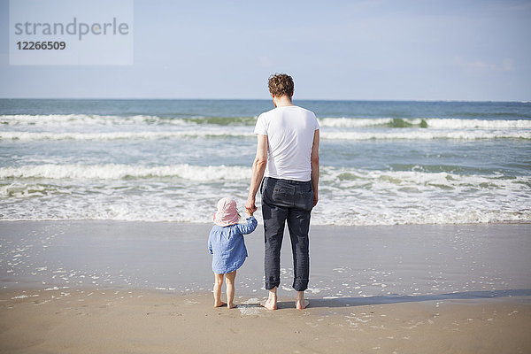 Niederlande  Renesse  Vater und Tochter am Strand stehend