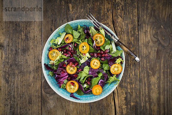 Gemischter Salat mit Kumquat  Rotkohl und Granatapfelsamen