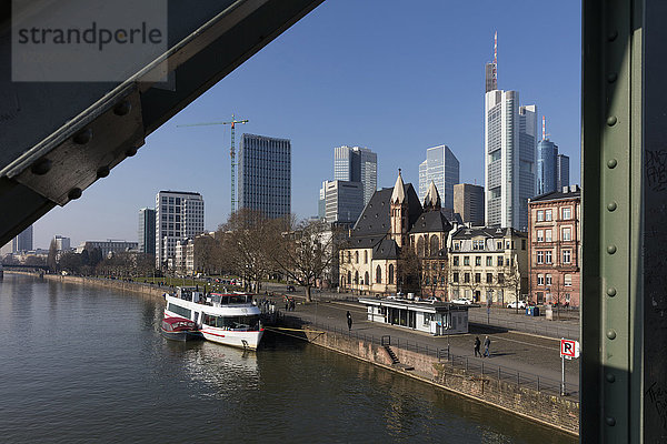 Deutschland  Hessen  Frankfurt  Bankenviertel und Main  Promenade