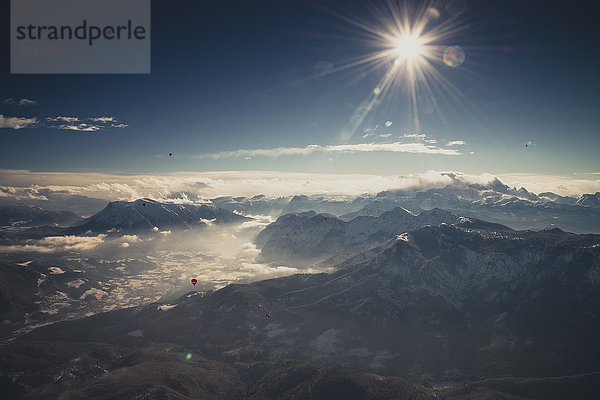 Österreich  Salzkammergut  Heißluftballons über alpiner Landschaft im Winter