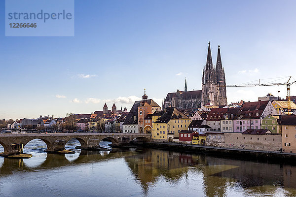 Deutschland  Regensburg  Blick auf die Altstadt mit Dom und Donau im Vordergrund