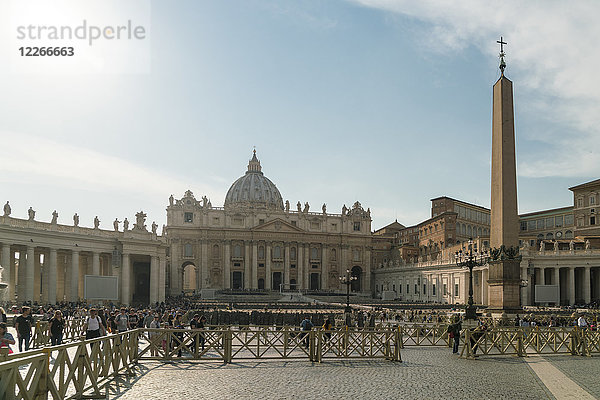 Italien  Latium  Rom  Petersplatz mit Obelisk und Peterskirche