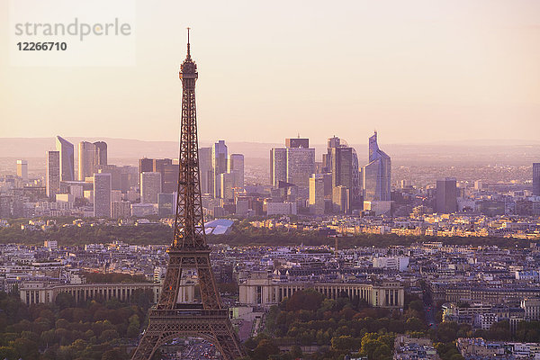 Frankreich  Paris  Eiffelturm und La Defense im Hintergrund im Morgenlicht