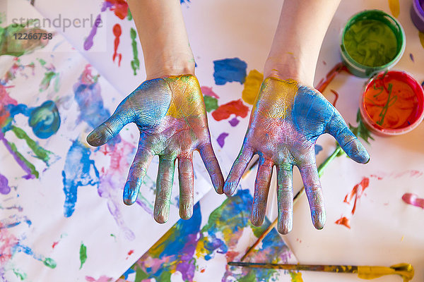 Mädchen spielt mit Fingerfarbe