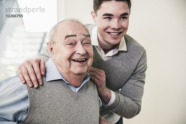 Porträt eines glücklichen älteren Mannes und jungen Mannes