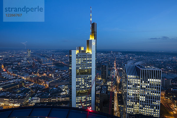 Deutschland  Hessen  Frankfurt  Bankenviertel  Commerzbank-Tower zur blauen Stunde