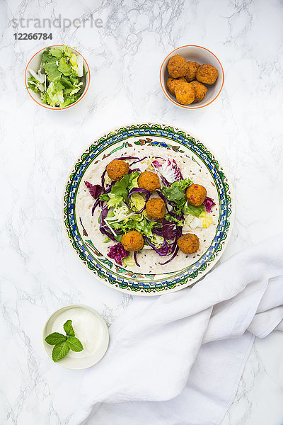 Falafel  Wrap  Salat  Rot- und Weißkraut  Joghurtsauce