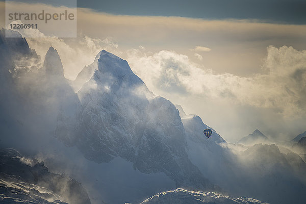 Österreich  Salzkammergut  Heißluftballon über dem Dachsteinmassiv