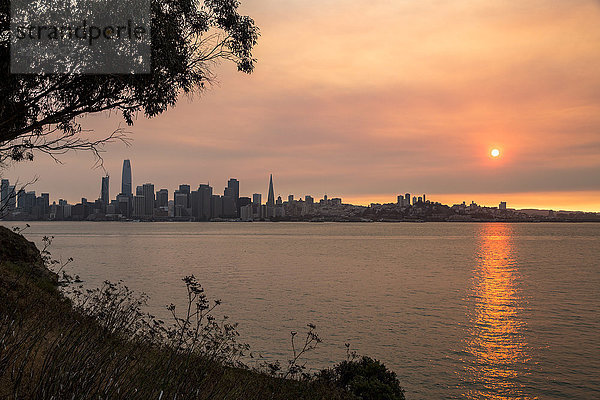 USA  Kalifornien  Blick von Treasure Island über San Francisco bei Sonnenuntergang