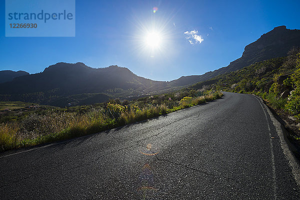 Spanien  Kanarische Inseln  Gran Canaria  leere Straße bei Sonnenschein
