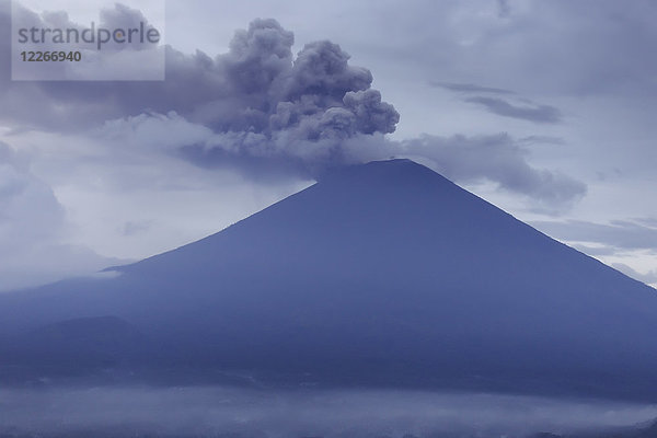 Indonesien  Bali  Vulkan Agung am Morgen