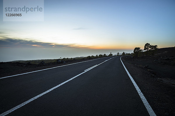 Spanien  Kanarische Inseln  Teneriffa  leere Straße im Teide-Nationalpark