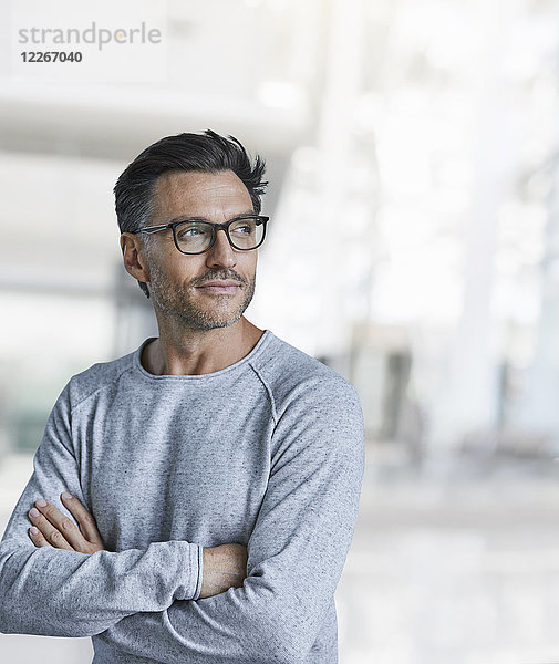 Porträt des zufriedenen reifen Mannes mit Stoppelbrille