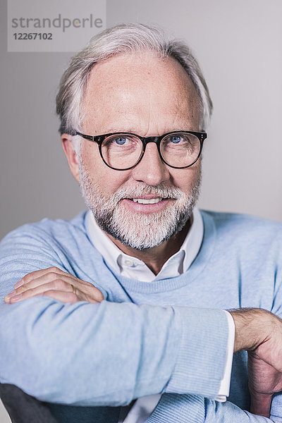 Porträt eines reifen Mannes mit grauen Haaren und Bart mit Brille