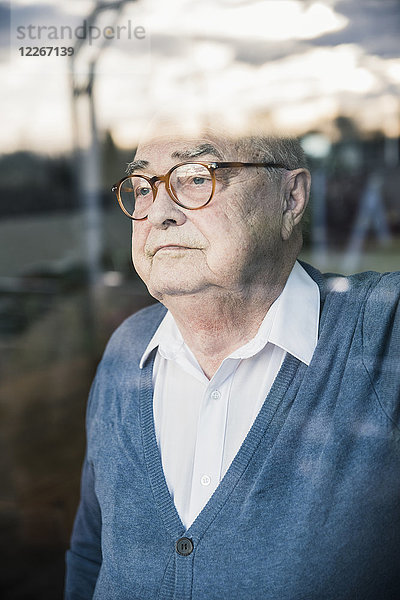 Porträt eines ernsten älteren Mannes am Fenster
