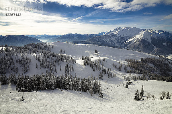 Österreich  Salzkammergut  Skigebiet Dachstein-West  Skilift und Piste