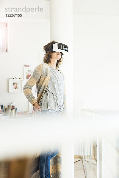 Frau mit VR-Brille zu Hause