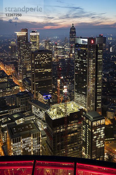 Deutschland  Hessen  Frankfurt  Blick vom Maintower  Finanzplatz am Abend