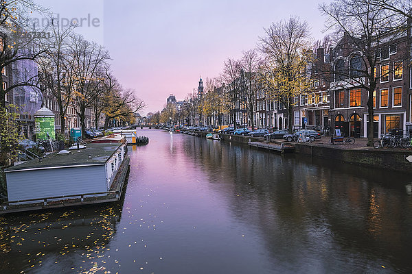 Niederlande  Holland  Amsterdam  Häuser am Kanal am Abend