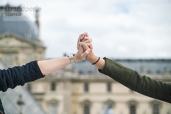 Frankreich  Paris  junges Paar hält Händchen