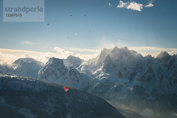 Österreich  Salzkammergut  Heißluftballons über alpiner Landschaft mit Gosaukamm im Winter