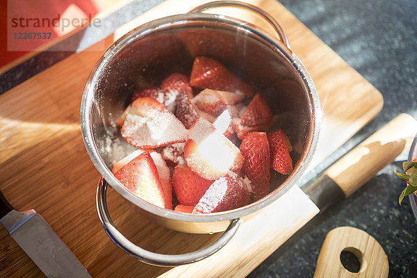 Herstellung von Erdbeermarmelade im Kochtopf