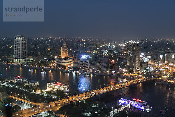 Ägypten  Blick auf Kairo  Nil bei Nacht