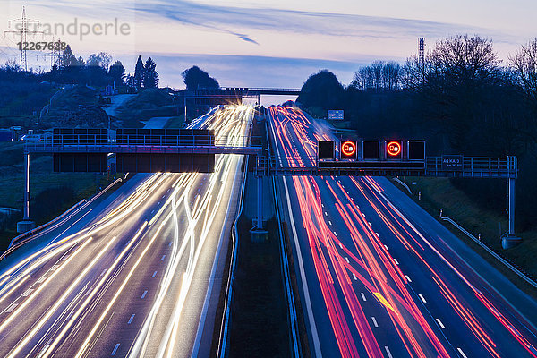 Deutschland  Baden-Württemberg  Autobahn A8 bei Wendlingen am Abend  leichte Wege