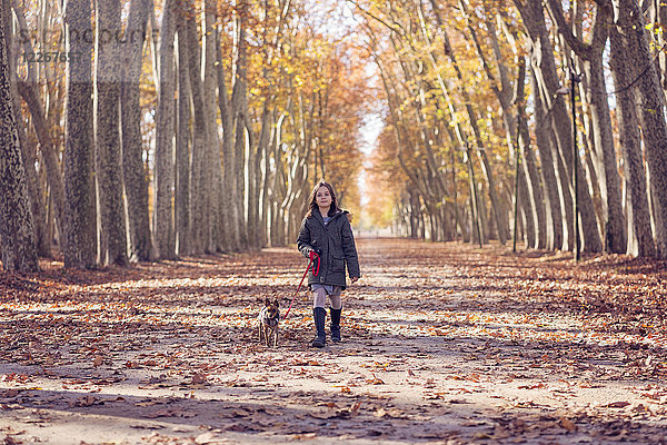 Spanien  Girona  Mädchen mit ihrem Hund beim Spaziergang