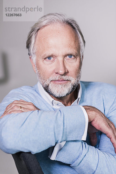 Porträt eines ernsthaft reifen Mannes mit blauen Augen und grauen Haaren