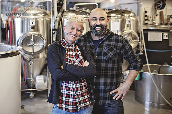Porträt der lächelnden Partnerinnen und Partner in der Brauerei