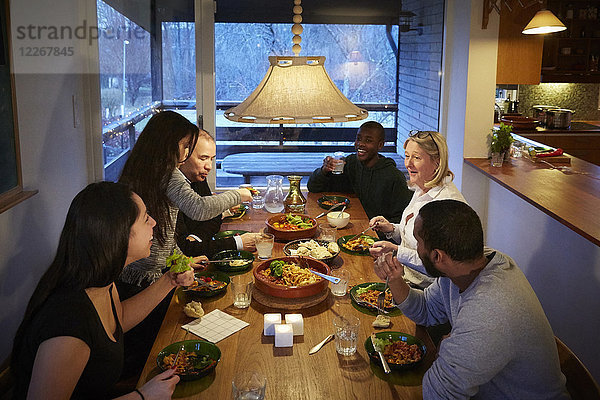 Hochwinkelansicht der Mehrgenerationen-Familie beim Essen am Tisch