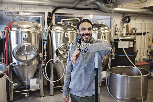 Porträt eines reifen Managers an den Lagertanks der Brauerei