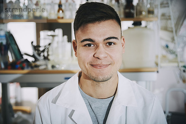 Porträt eines selbstbewussten jungen Chemie-Studenten im Hochschullabor