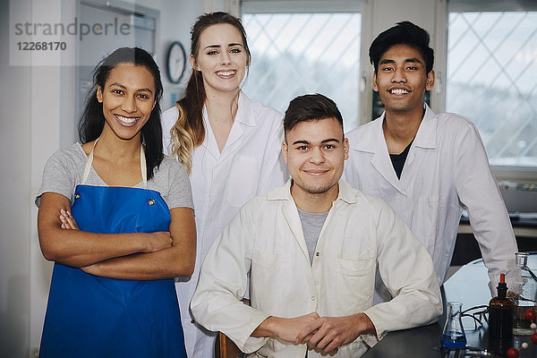 Porträt selbstbewusster junger multiethnischer Ingenieurstudenten im Chemielabor der Hochschule