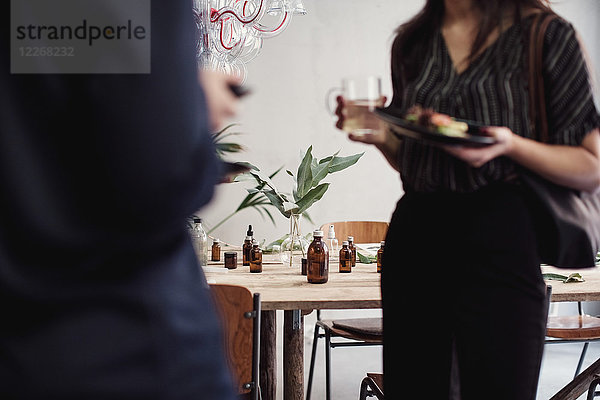 Mittelteil der weiblichen Kollegen beim Parfümworkshop mit Mittagessen